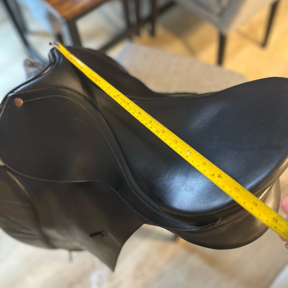 17.5” Bates Caprilli Saddle CAIR panel *Adjustable Gullet System* - Picture 12 of 14